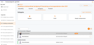 Hvit knapp med tre prikker på høyre side ved siden av deltakeren